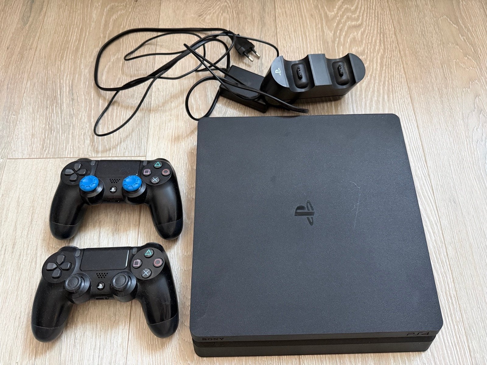 PlayStation 4 Slim 500GB met 2 controllers en lader, Spelcomputers en Games, Spelcomputers | Sony PlayStation 4, Met 2 controllers