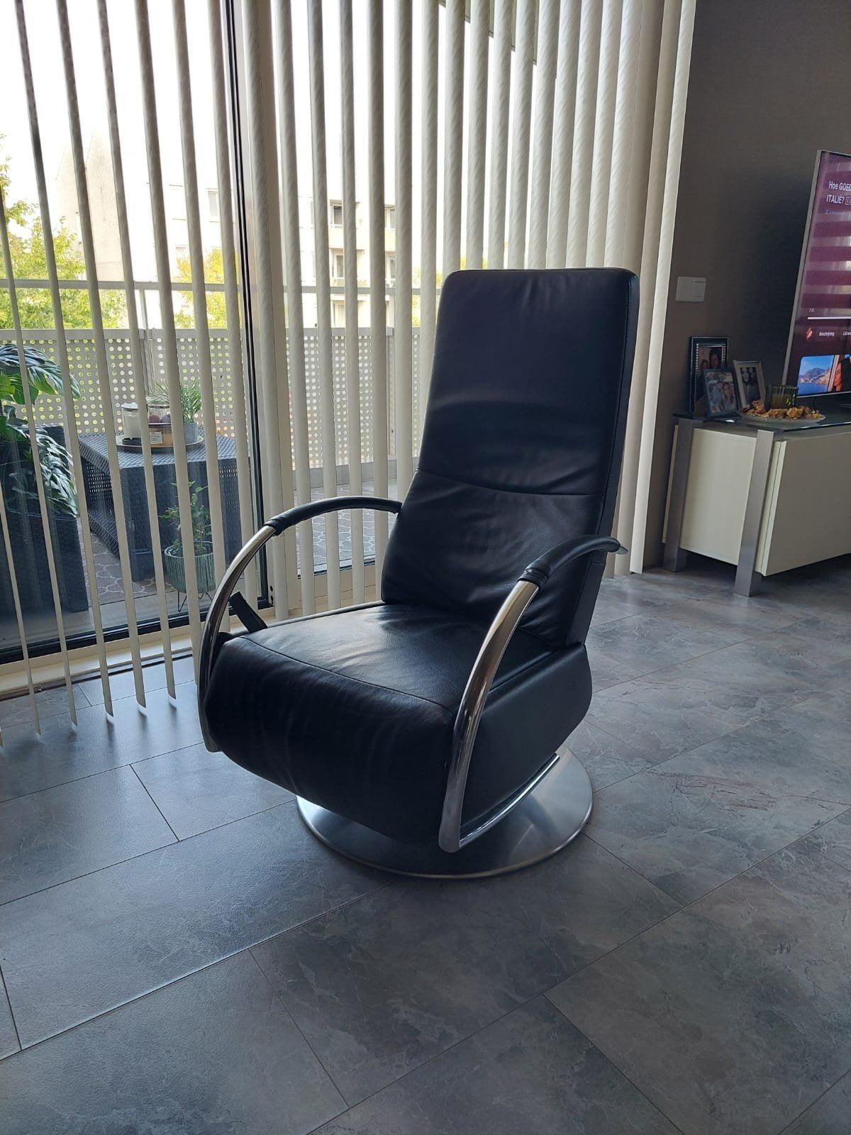 een moderne zwarte leren relaxfauteuil met gebogen metalen, Ophalen, 50 tot 75 cm