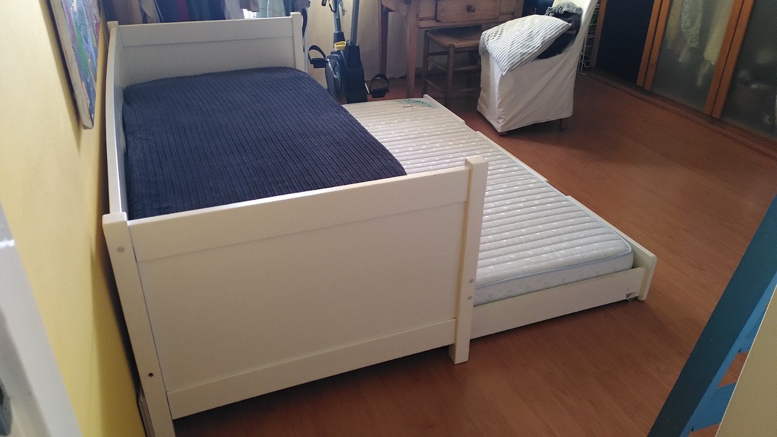 Uitschuifbaar logeerbed met 2 matrassen, Huis en Inrichting, Slaapkamer | Bedden, Ophalen, Gebruikt, Wit, Tweepersoons