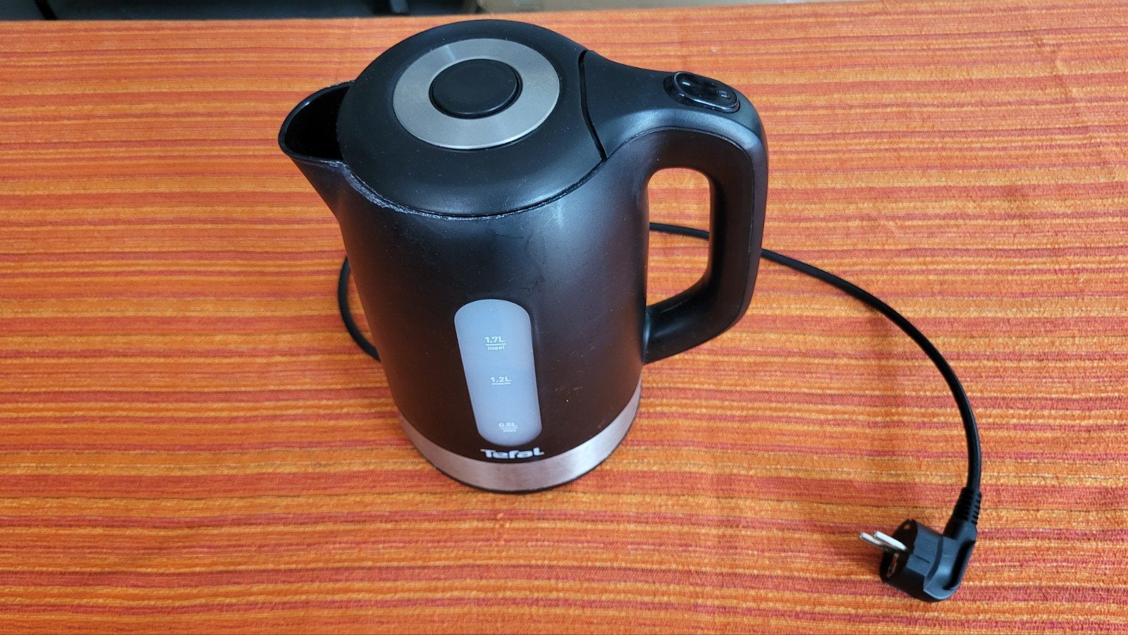 Grote Tefal waterkoker met ruime inhoud (1.7L), 1 tot 2 liter, Ophalen of Verzenden, Gebruikt, Draadloos