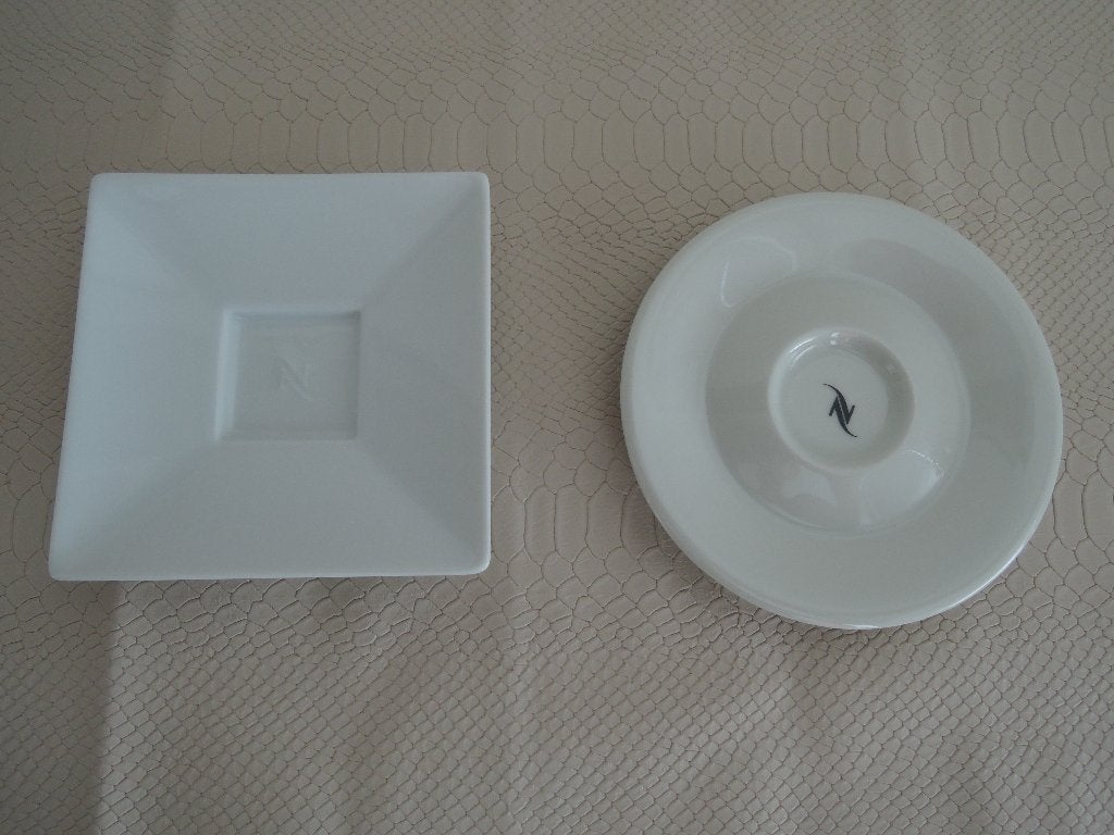 Twee verschillende Nespresso schoteltjes, Overige merken, Ophalen of Verzenden, Zo goed als nieuw, Overige stijlen