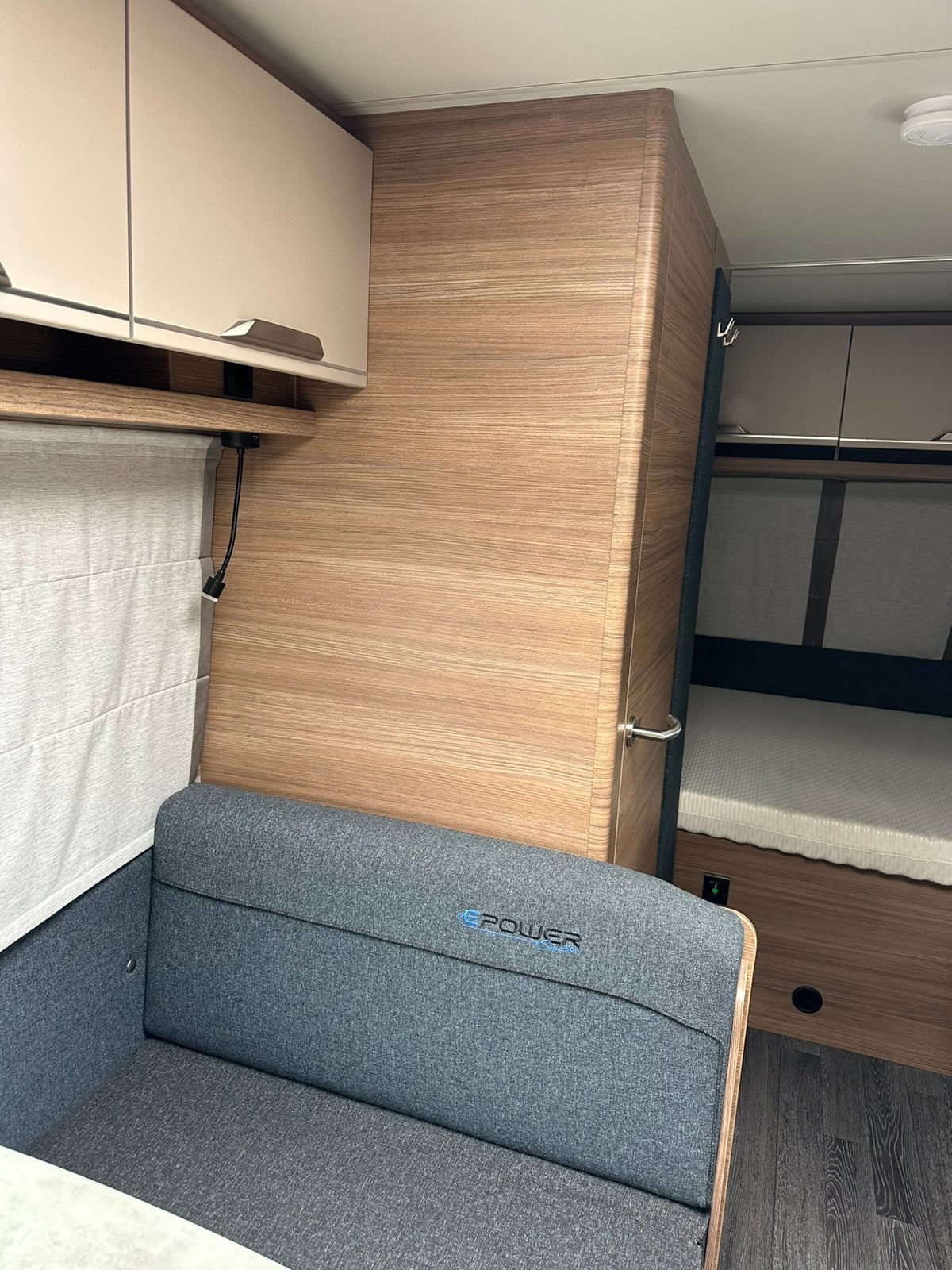 Foto 11 van Knaus Sport 420 QD E-Power met Airco/Mover/Voortent/TV