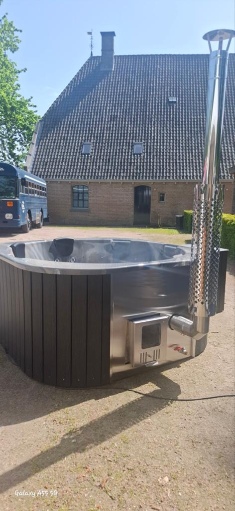 Hottub met geïsoleerde cover en trapje, Ophalen, Nieuw, Trap, Vast