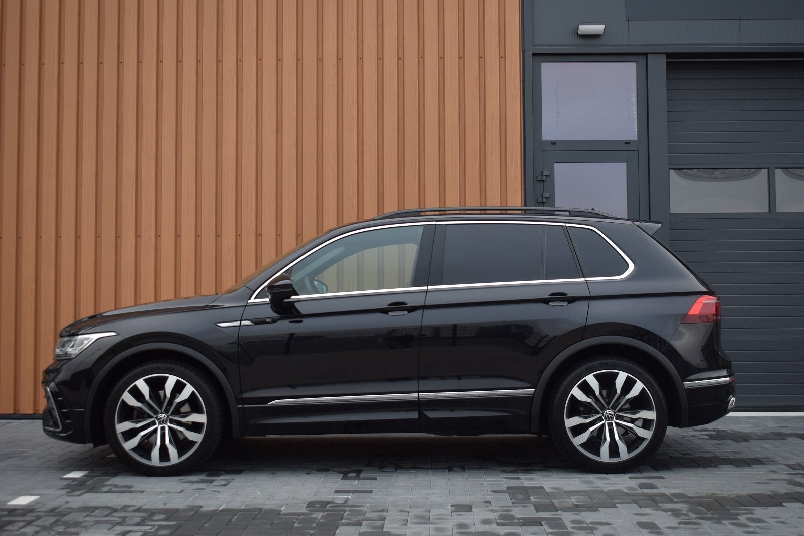 Volkswagen Tiguan 2.0 TDI 200pk DSG 4-Motion R-line | Grijs, Auto's, Bestelauto's, Gebruikt, 4 cilinders, Alcantara, Zwart