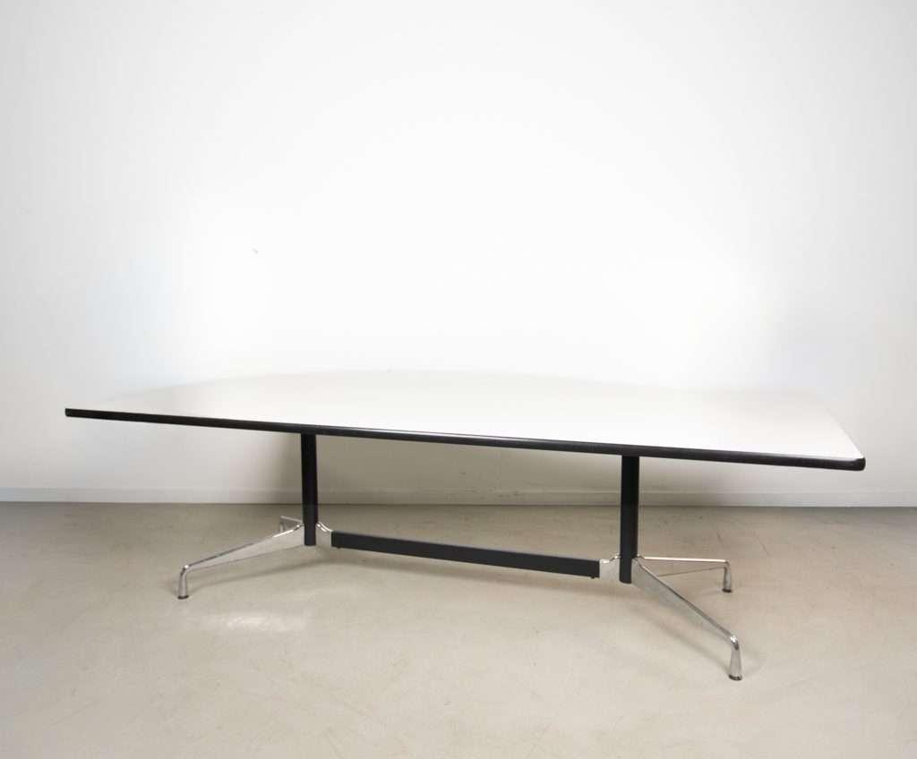 1x Vitra Eames Segmented Tafel Wit Kunststof 240 cm - Chroom, Niet ingevuld, 100 tot 150 cm, Niet ingevuld, Zo goed als nieuw