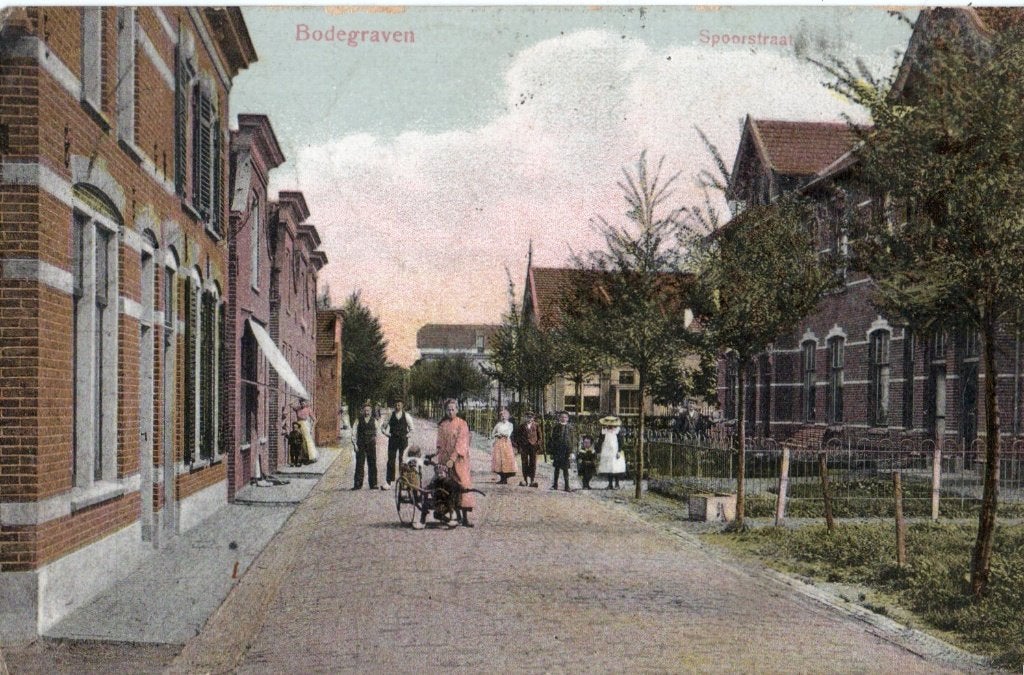 Bodegraven, Spoorstraat met mensen. 3995, Verzamelen, Ansichtkaarten | Nederland, Ophalen of Verzenden, Voor 1920, Gelopen, Zuid-Holland