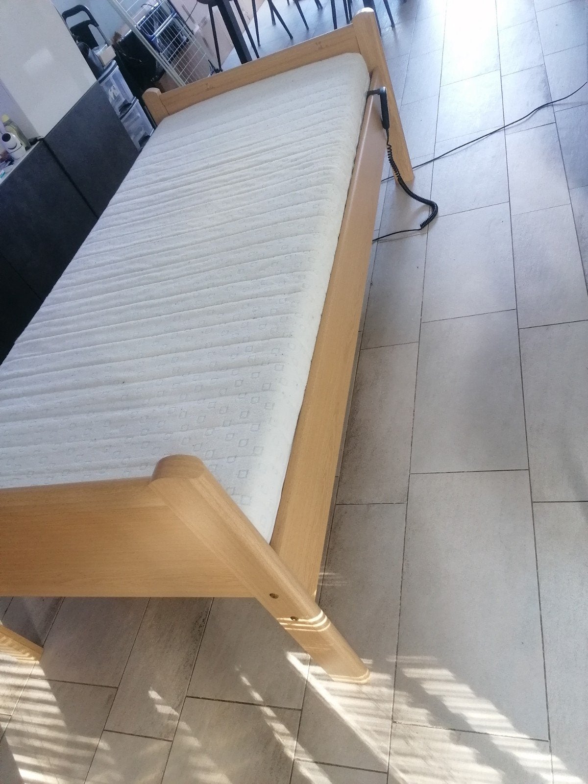 Elektrisch verstelbaar senioren bed - Eenpersoons, Ophalen, 90 cm, Eenpersoons, Bruin