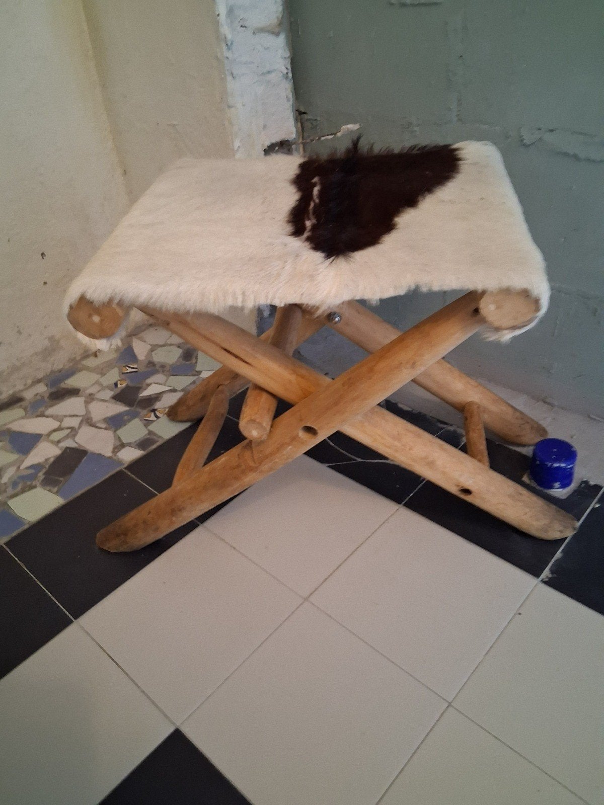 Unieke kruk met koeienhuid zitting - Handgemaakt, Huis en Inrichting, Gebruikt, Rustiek, Landelijk, Bohemian, Wit, Hout