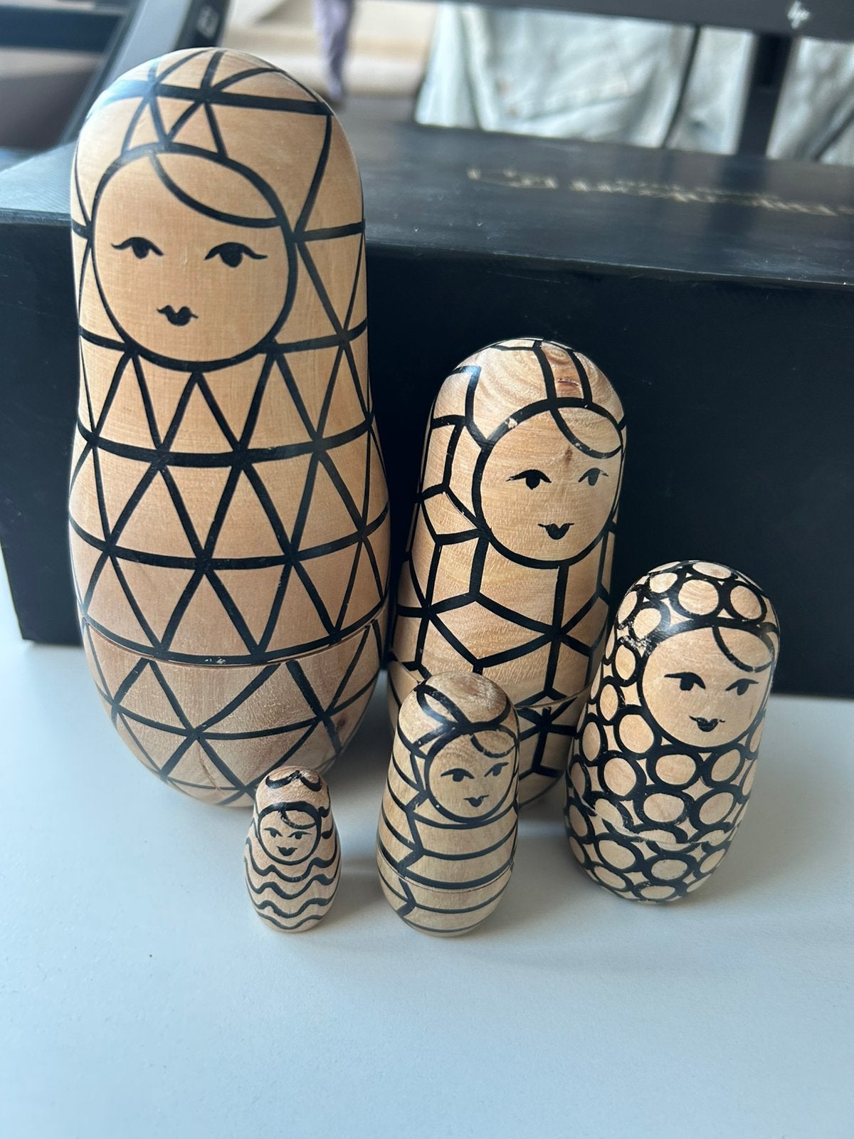 Bijzondere houten matroesjka 5-delig zwart  geometrisch, Hout, Overige stijlen, Ophalen of Verzenden, Zo goed als nieuw