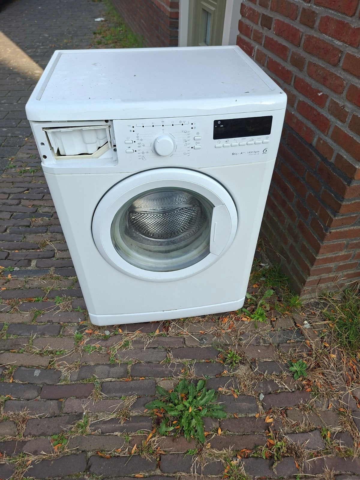 Kapotte wasmachine gratis af te halen voor ijzerhandelaar