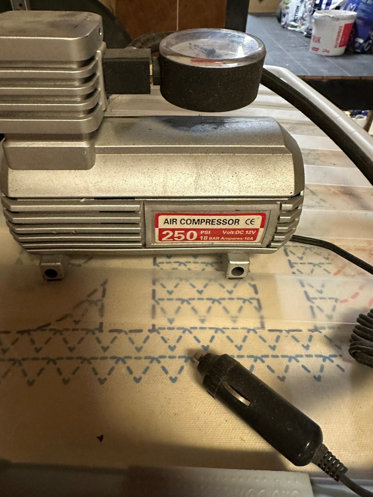 Compacte 12V Autocompressor - Ideaal voor onderweg, Gebruikt, 10 bar of meer, Ophalen of Verzenden, Minder dan 200 liter/min