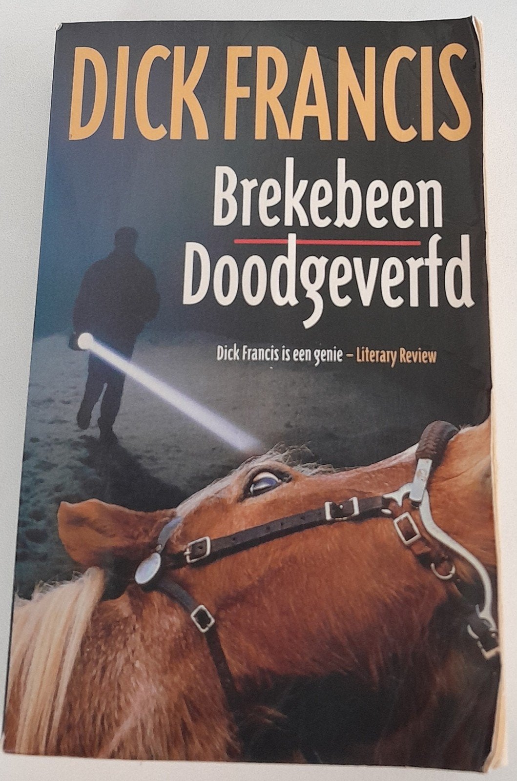 Dick Francis - Brekebeen Doodgeverfd (Thriller), Boeken, Thrillers, Ophalen of Verzenden, Gelezen, Dick Francis, Nederland