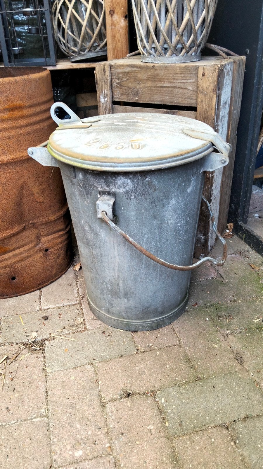 Metalen zinken prullenbak met deksel, Ophalen