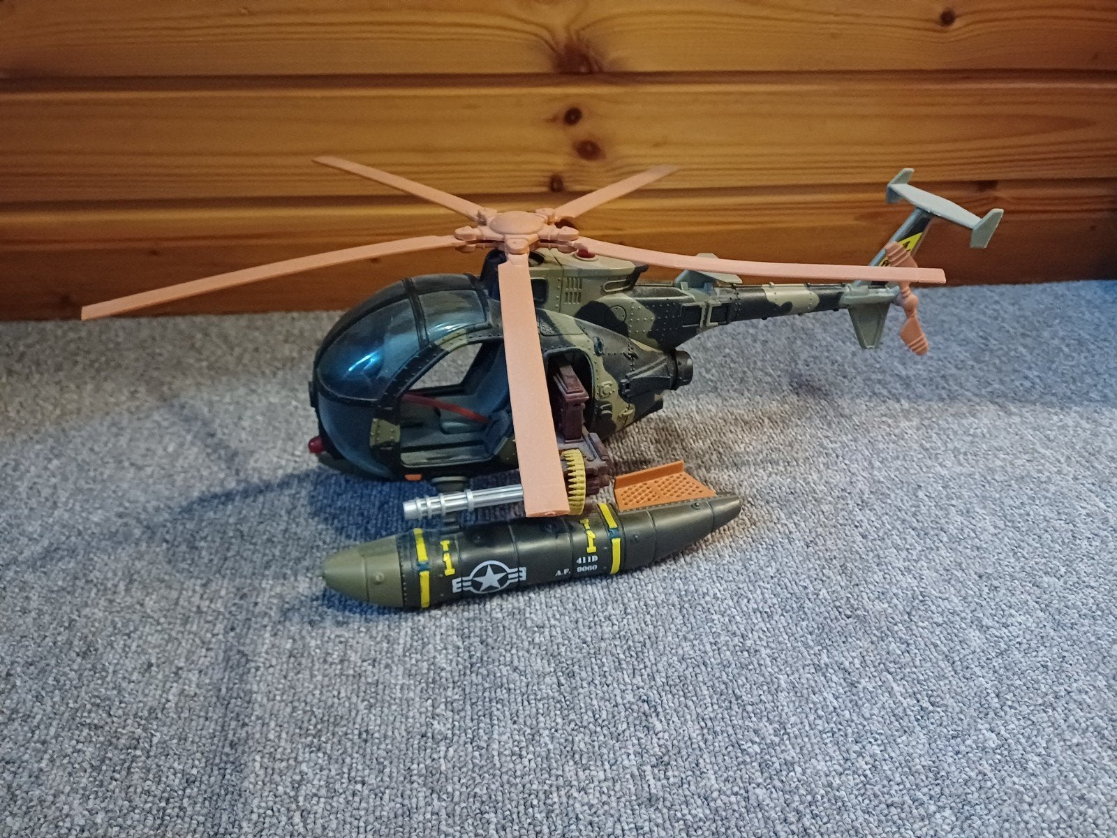 Speelgoed helikopter met bom - camouflage, Ophalen of Verzenden, Zo goed als nieuw