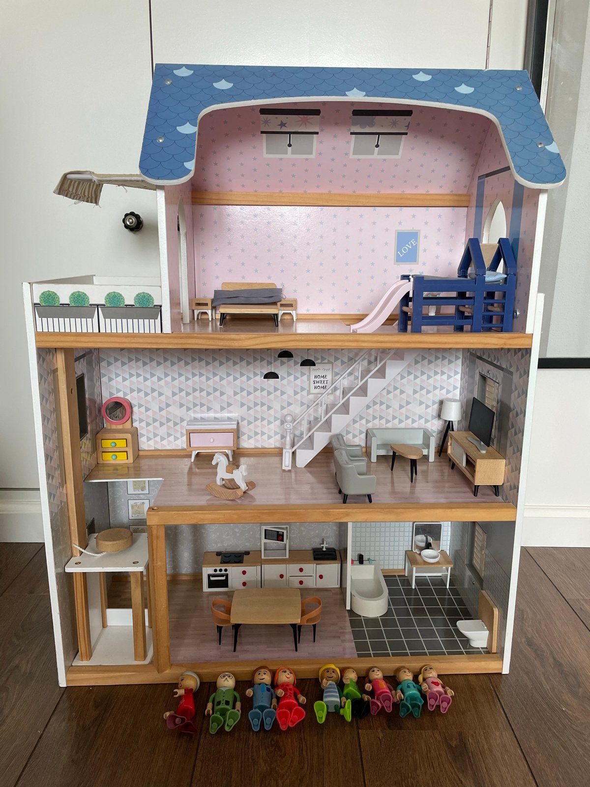 Groot houten poppenhuis met meubels en poppen, Ophalen, Zo goed als nieuw, Poppenhuis