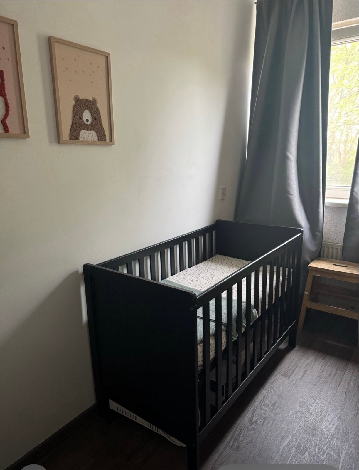 Zwart Ledikantje 120x60 - Gebruikt met lichte sporen, Kinderen en Baby's, Ophalen, Gebruikt, Ledikant