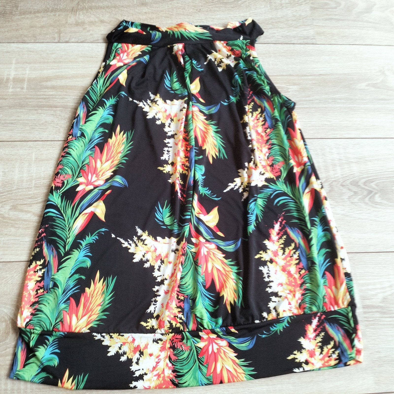zomerse haltertop zwart met fleurige print  in nette staat, Kleding | Dames, Maat 38/40 (M), Zwart, Ophalen of Verzenden, Zo goed als nieuw