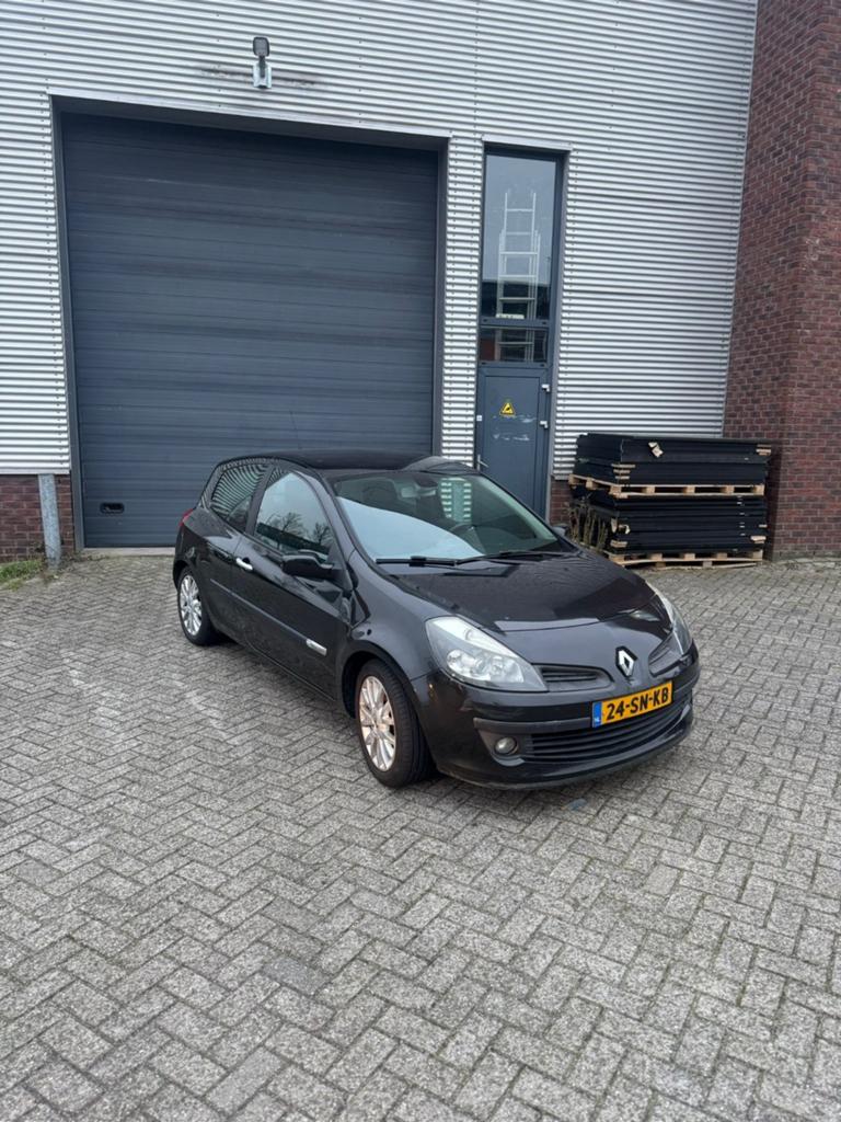 Renault Clio 1.6 16V 82KW 3-DRS 2006 Zwart, Auto's, Voorwielaandrijving, 4 cilinders, Origineel Nederlands, 1200 kg