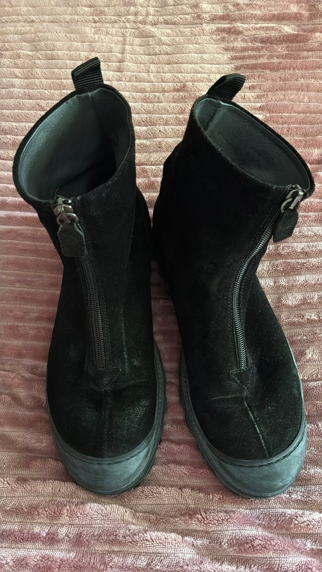 Lofina zwarte suede enkellaarsjes maat 38,5, Kleding | Dames, Ophalen of Verzenden, Zo goed als nieuw, Zwart