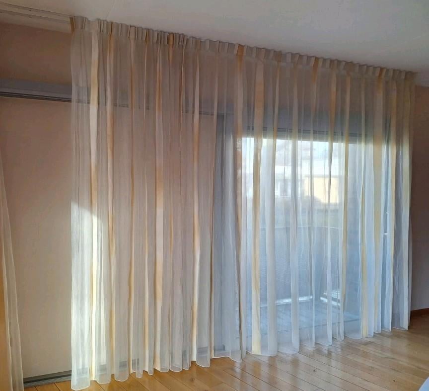 Twee kamerhoge inbetween gordijnen met goudkleurige baan, Huis en Inrichting, Stoffering | Gordijnen en Lamellen, Gebruikt, Overige kleuren