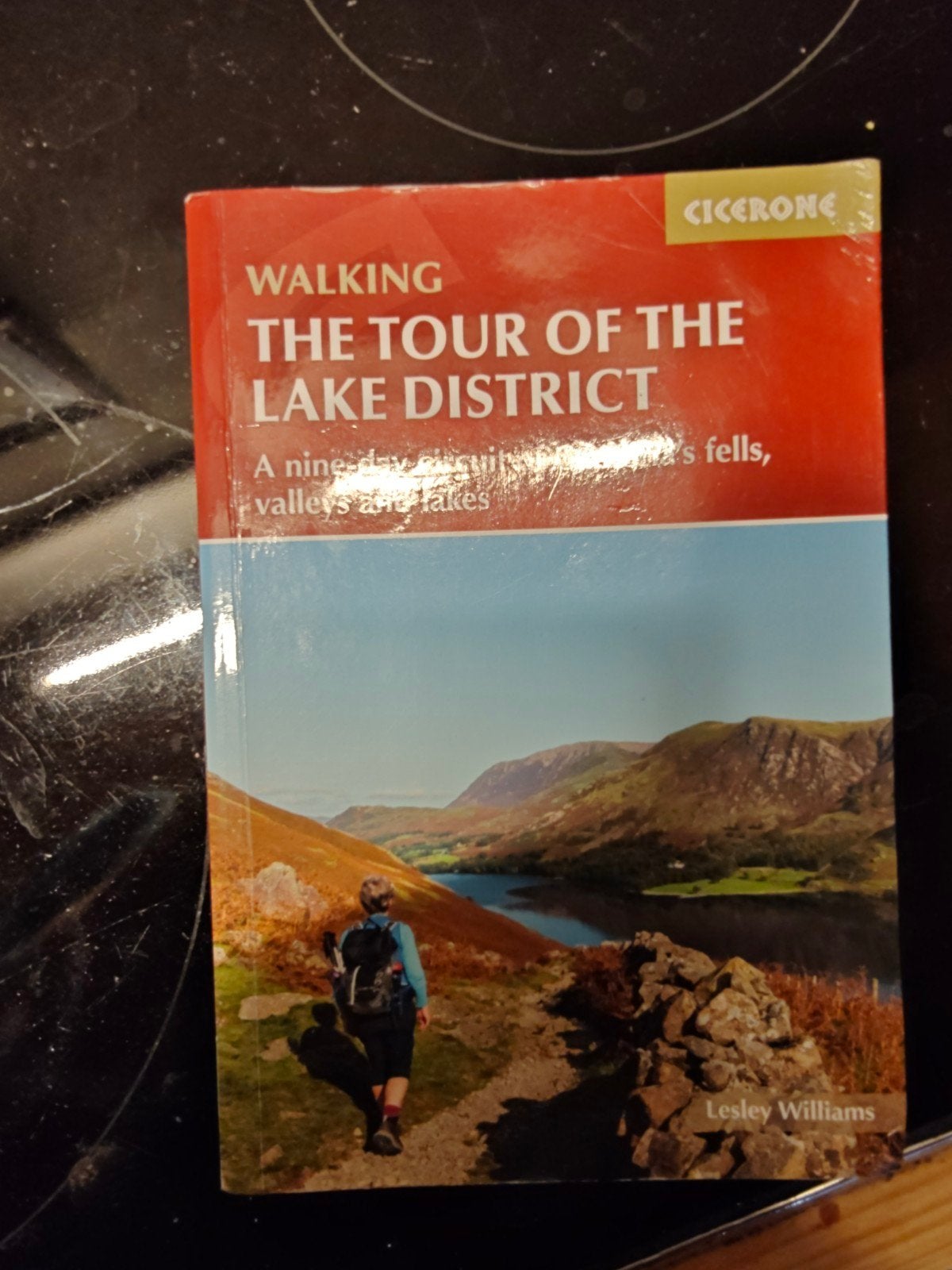 - Walking The Tour of The Lake District, Fiets- of Wandelgids, Europa, Ophalen of Verzenden, Lesley Williams