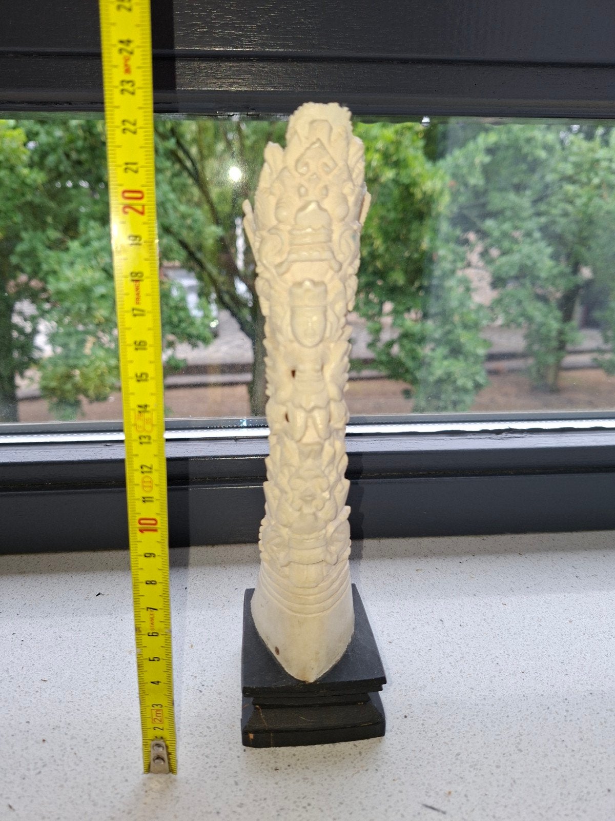 Gedetailleerd gesneden beeldje op sokkel, Overige onderwerpen, Natuurlijk materiaal, Ophalen of Verzenden, 20 - 50 cm