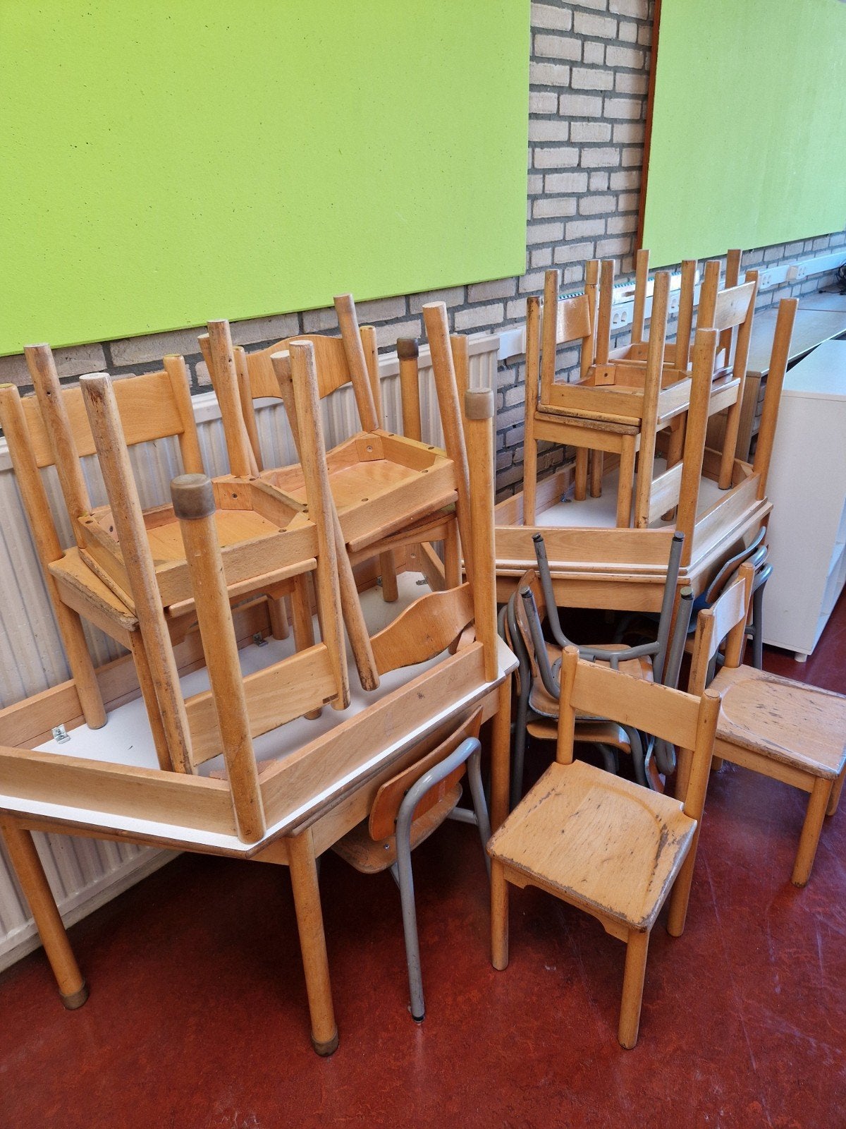 Kleutermeubels: 4 tafels en 15 stoeltjes, Ophalen, Gebruikt, Tafel(s) en Stoel(en)