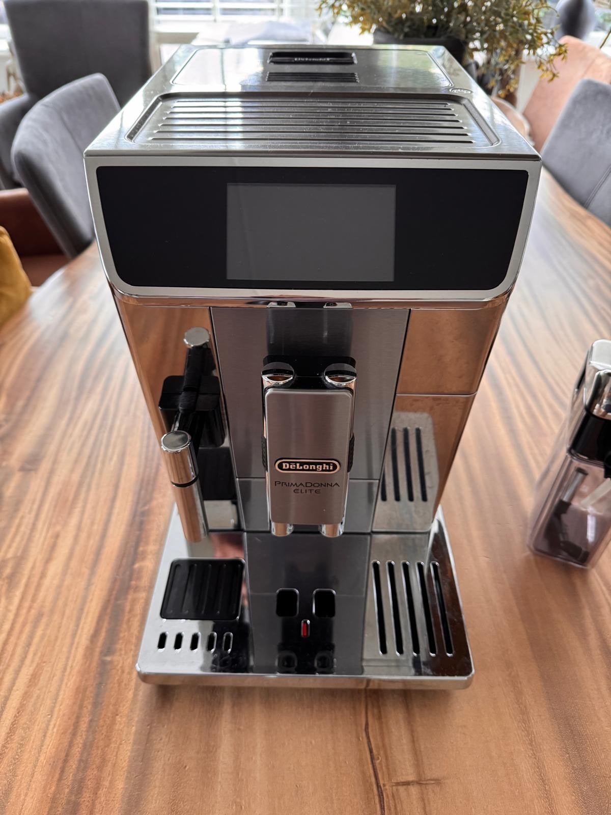 Foto 5 van DeLonghi PrimaDonna Elite volautomatische koffiemachine