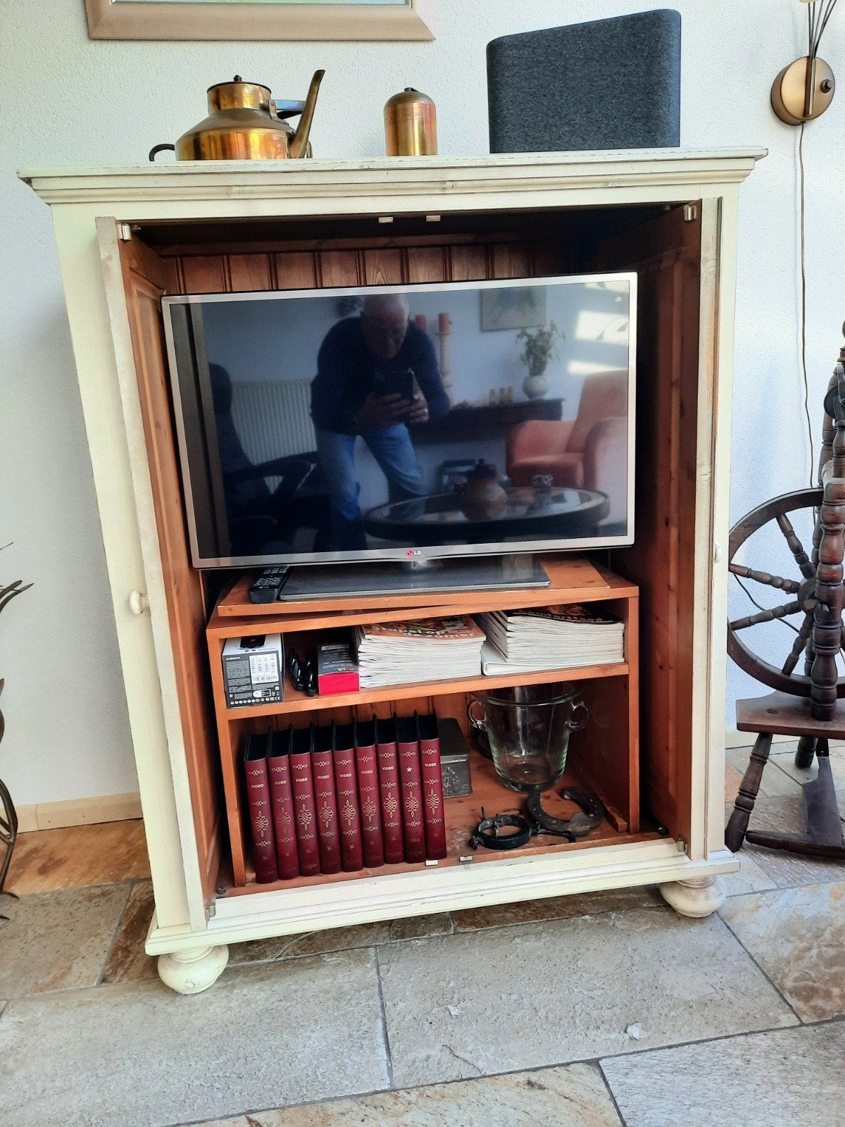 Antieke kast met tv-ruimte, Ophalen