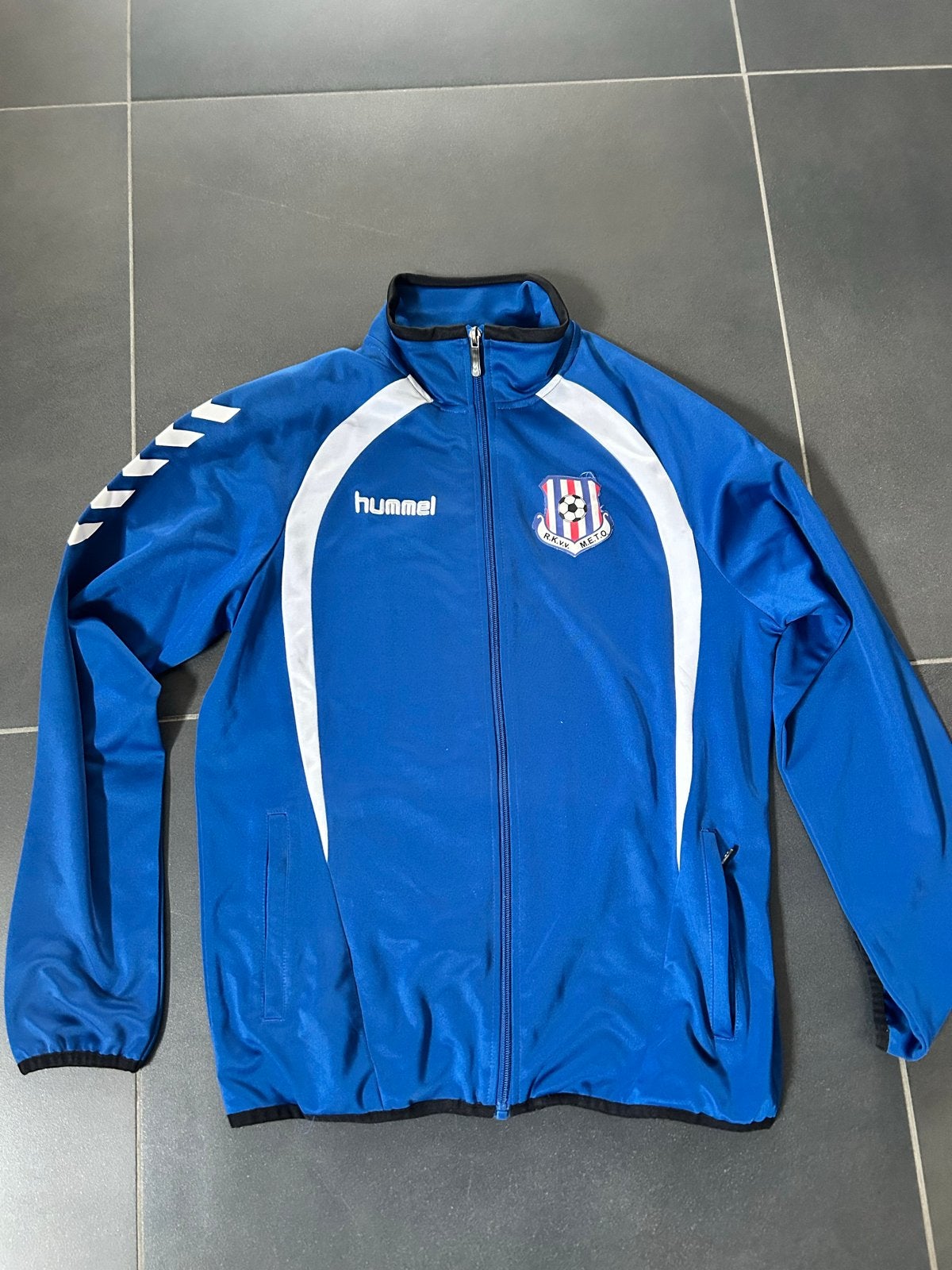 Hummel trainingsjack R.K.V.V. M.E.T.O. - Maat M, Ophalen of Verzenden, Zo goed als nieuw, Voetbal, Maat 48/50 (M)