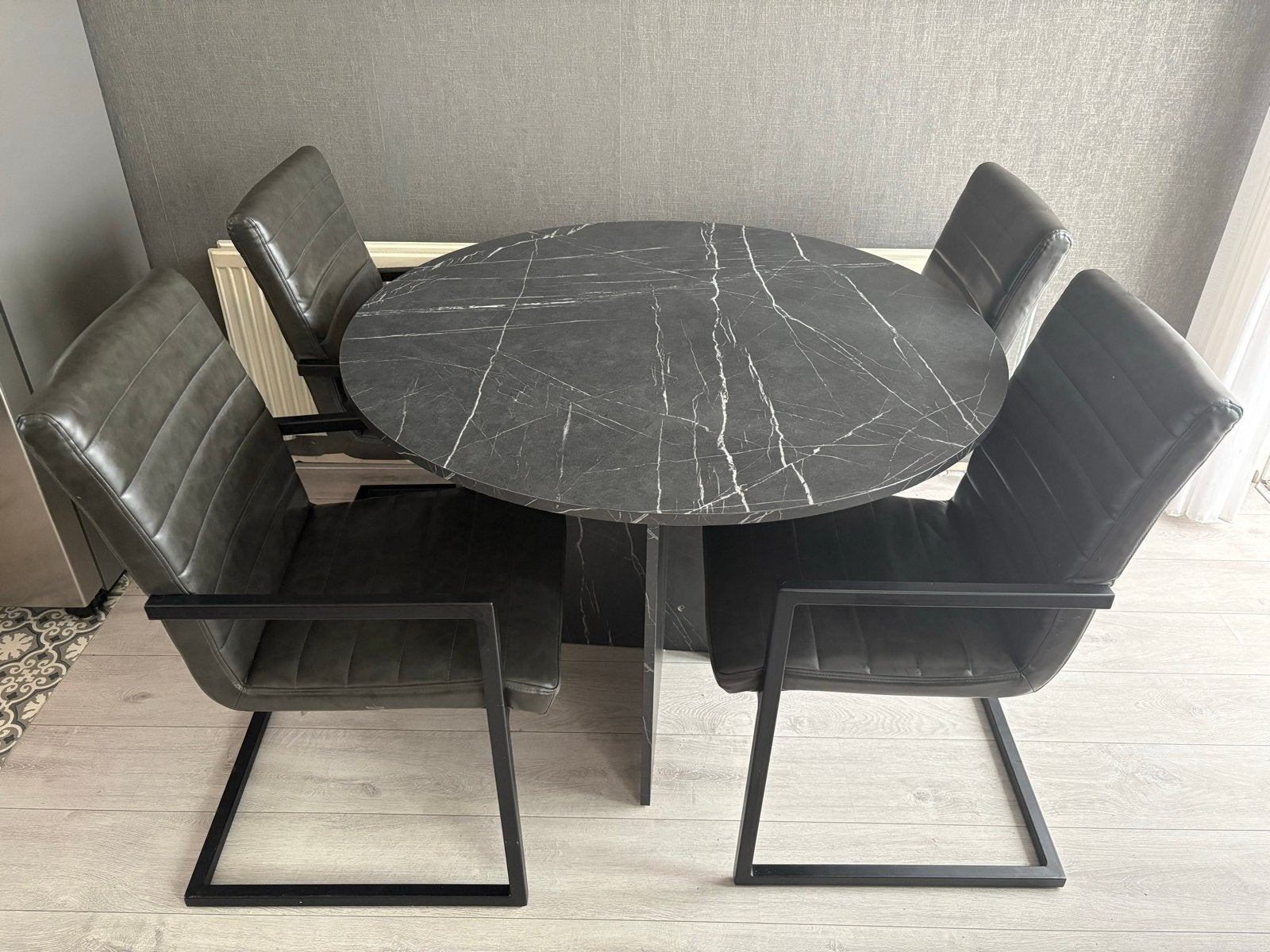 Ronde Eettafel met 4 stoelen - Marmerlook, Huis en Inrichting, Ophalen, Overige materialen, Gebruikt, 100 tot 150 cm