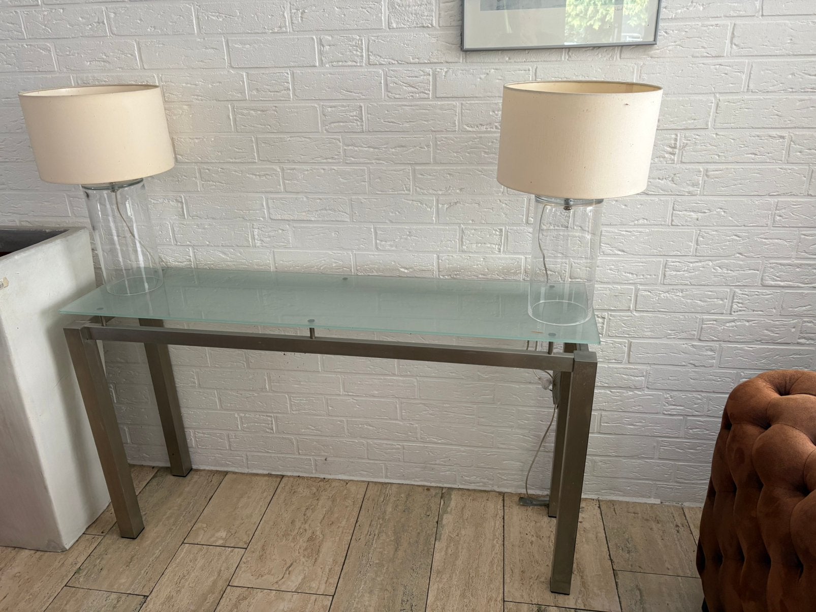 Moderne sitetable  met glazen blad en metalen frame, Huis en Inrichting, Tafels | Sidetables, Ophalen, Gebruikt, 100 tot 150 cm
