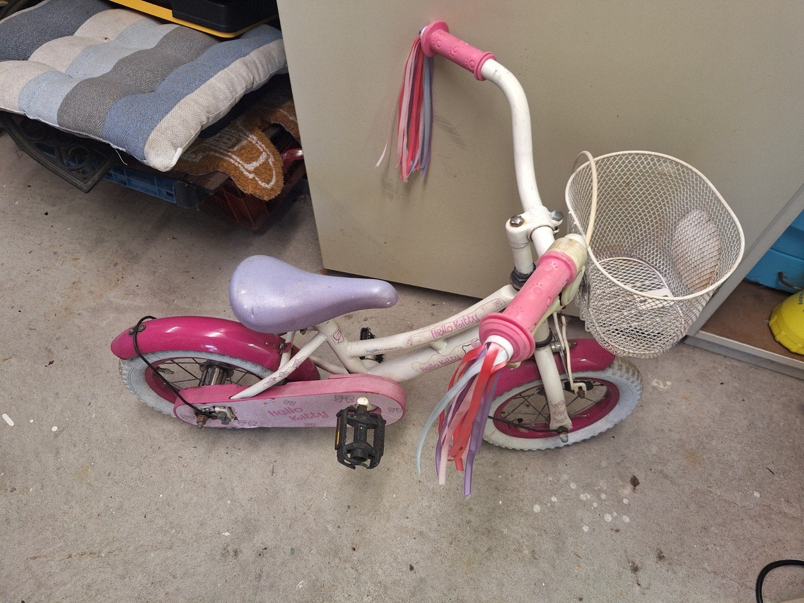 Hello Kitty kinderfiets met zijwieltjes en mandje, Ophalen, Terugtraprem, Zijwieltjes, Gebruikt