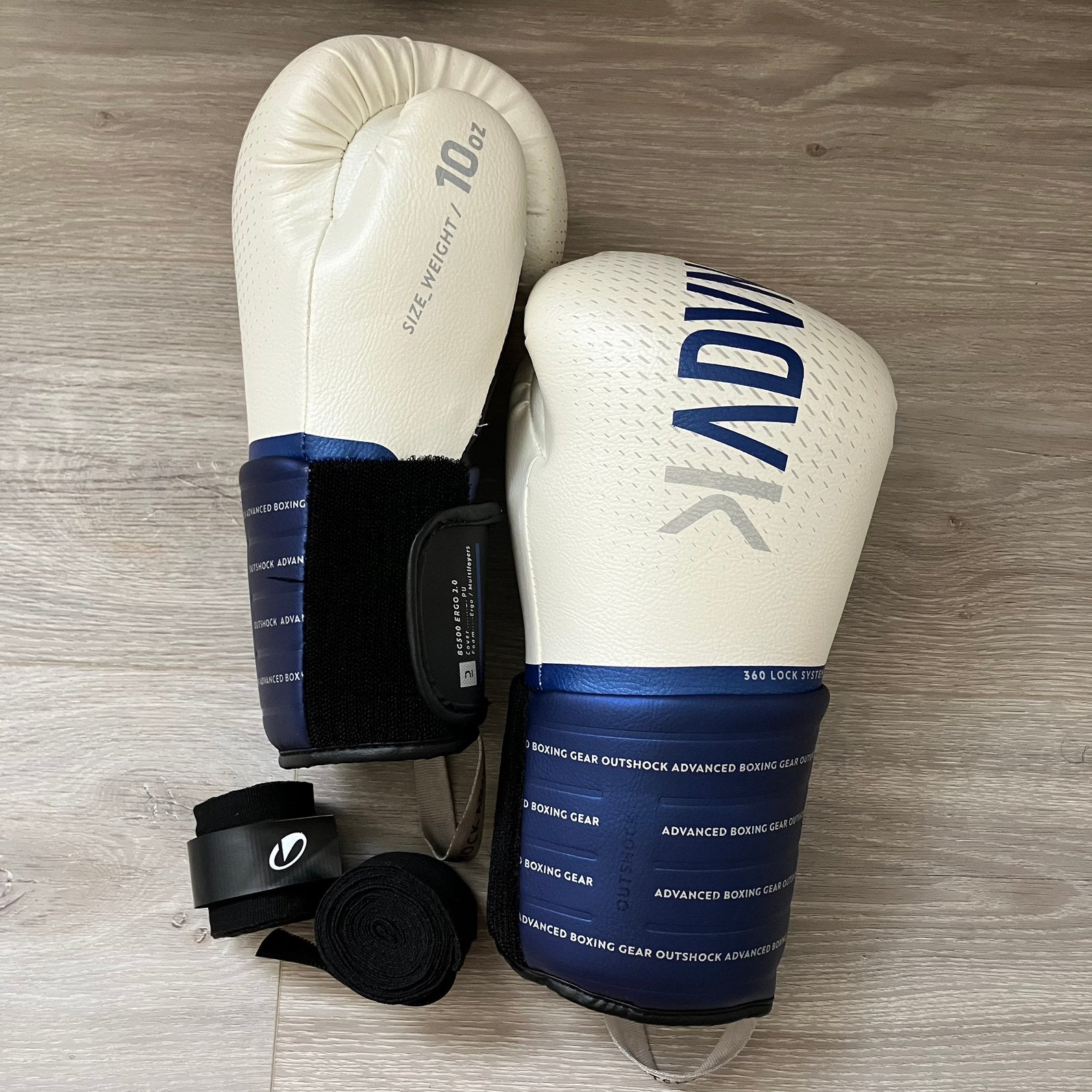 Outshock Bokshandschoenen wit met blauw, 10 oz, Ophalen of Verzenden, Zo goed als nieuw, Bokshandschoenen