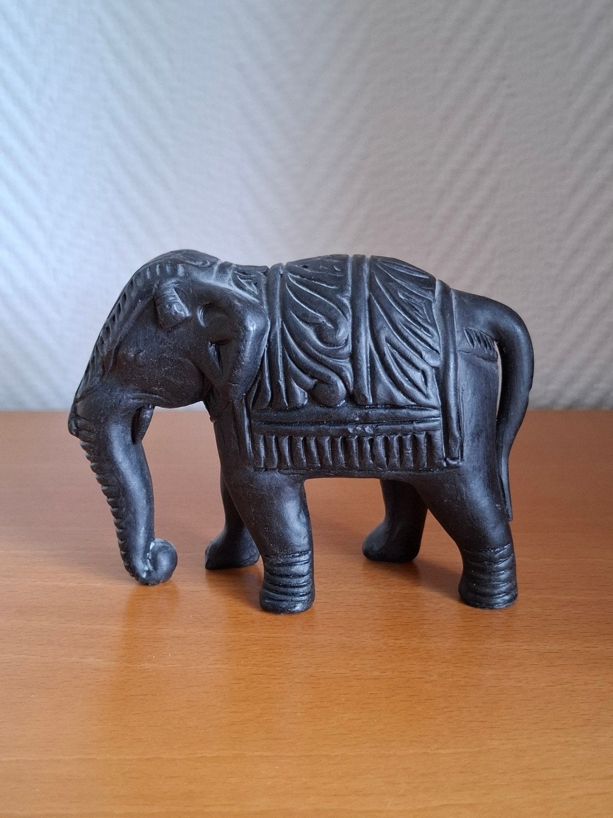 Decoratieve Indiase olifant van donkere klei. Hoogte 10 cm, Verzamelen, Beelden en Beeldjes, Ophalen of Verzenden, Dier