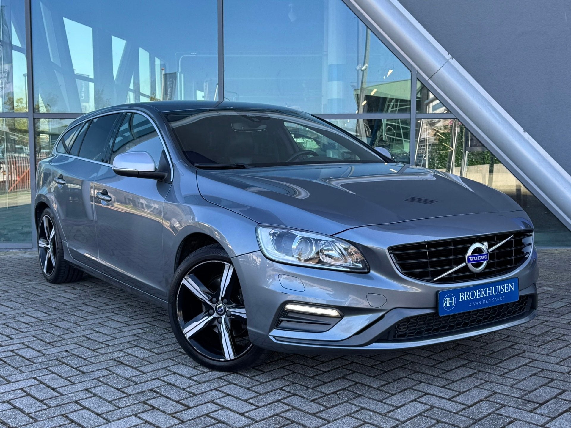Volvo V60 2.0 T4 R-Design Business Sport 190pk Camera / Trek, Auto's, Automatische klimaatregeling, Gebruikt, 1969 cc, Origineel Nederlands