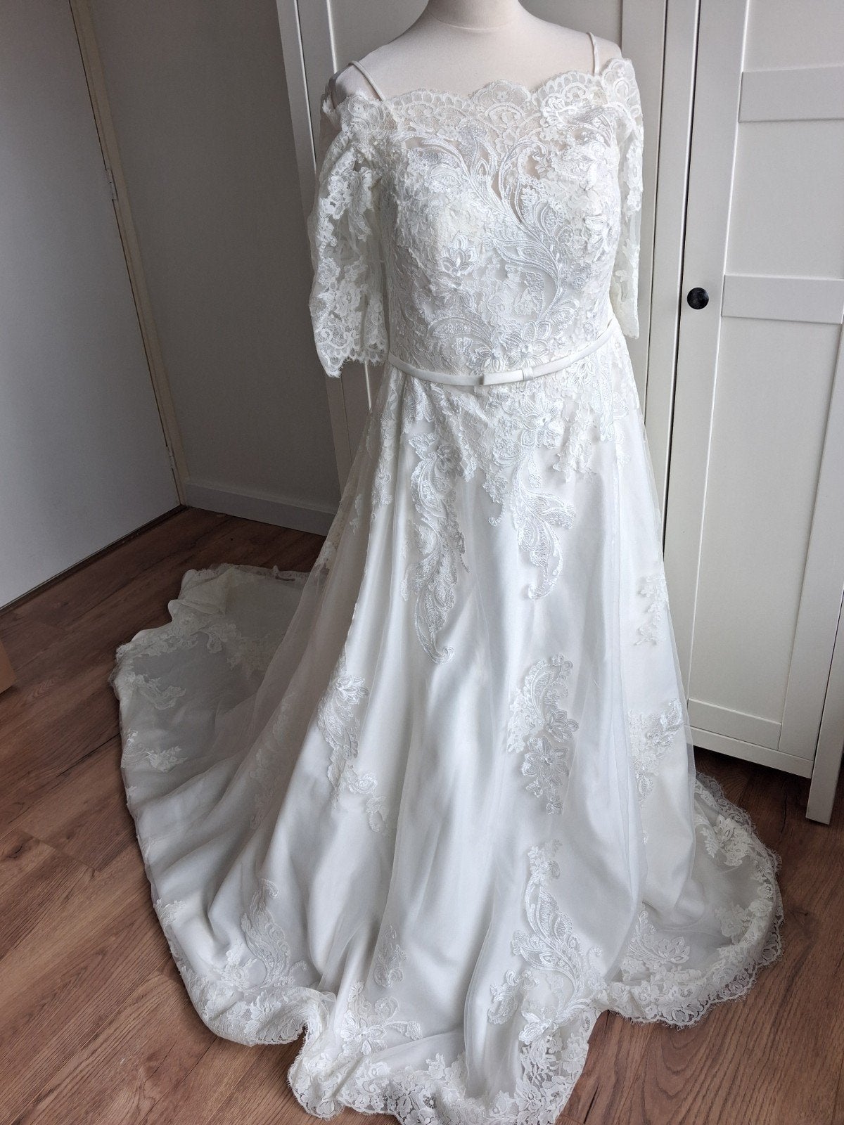 Prachtige elegante trouwjurk met kant, Ophalen, Trouwjurk, Wit, Zo goed als nieuw