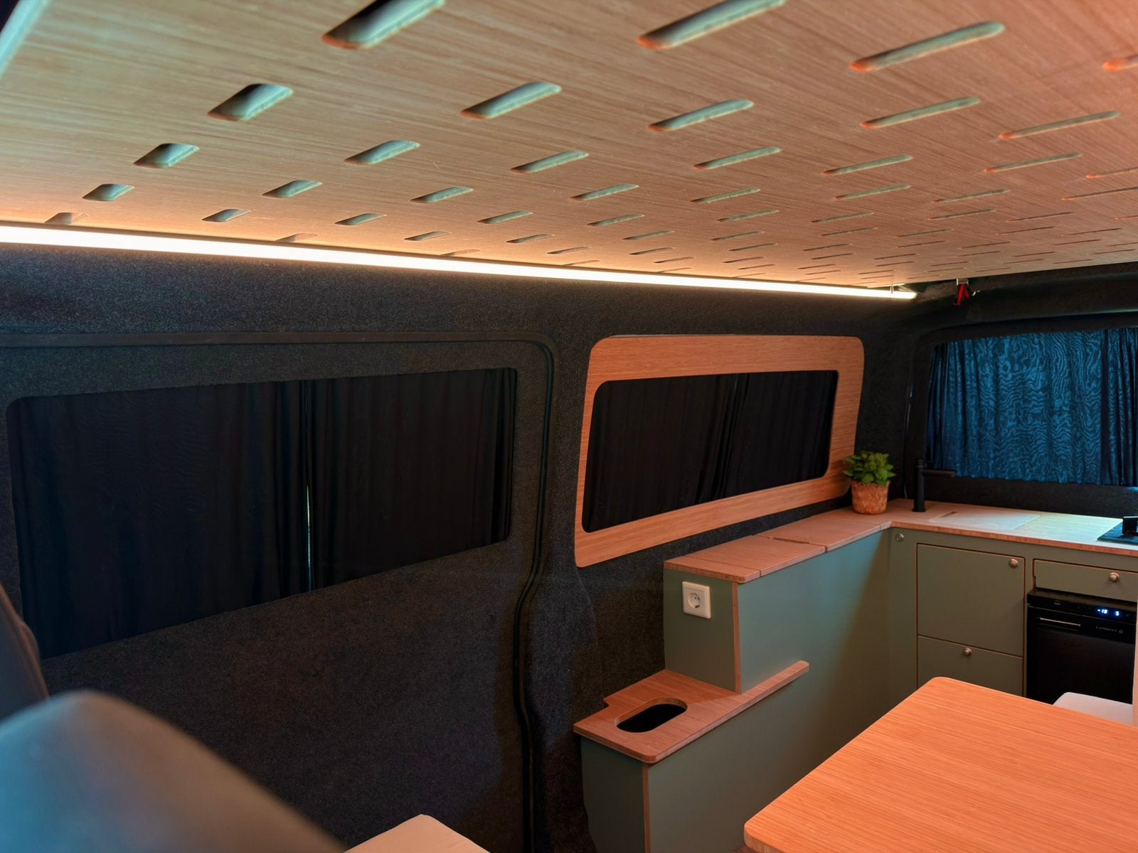 Foto 10 van Volkswagen T6 Camperbus  | 2019 | EURO 6 | off-grid | NAP
