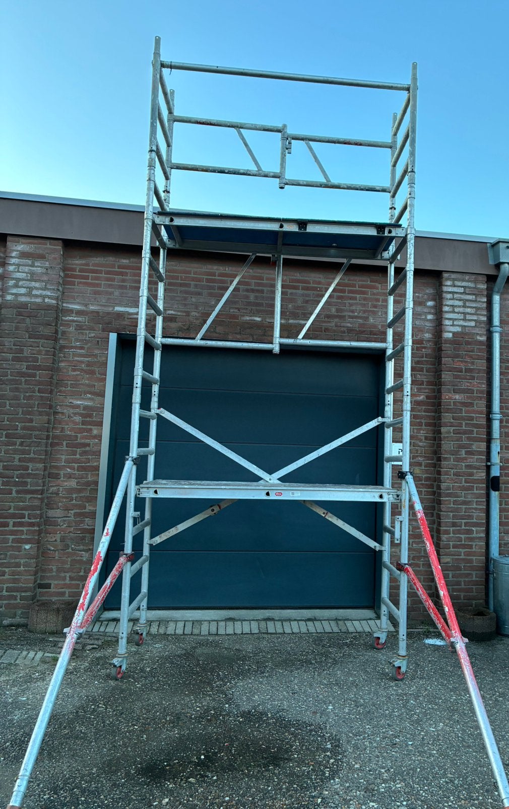 Altrex smalle rolsteiger te koop met een werkhoogte van 6 m, Doe-het-zelf en Verbouw, Steigers, Ophalen, Gebruikt, Rolsteiger of Kamersteiger