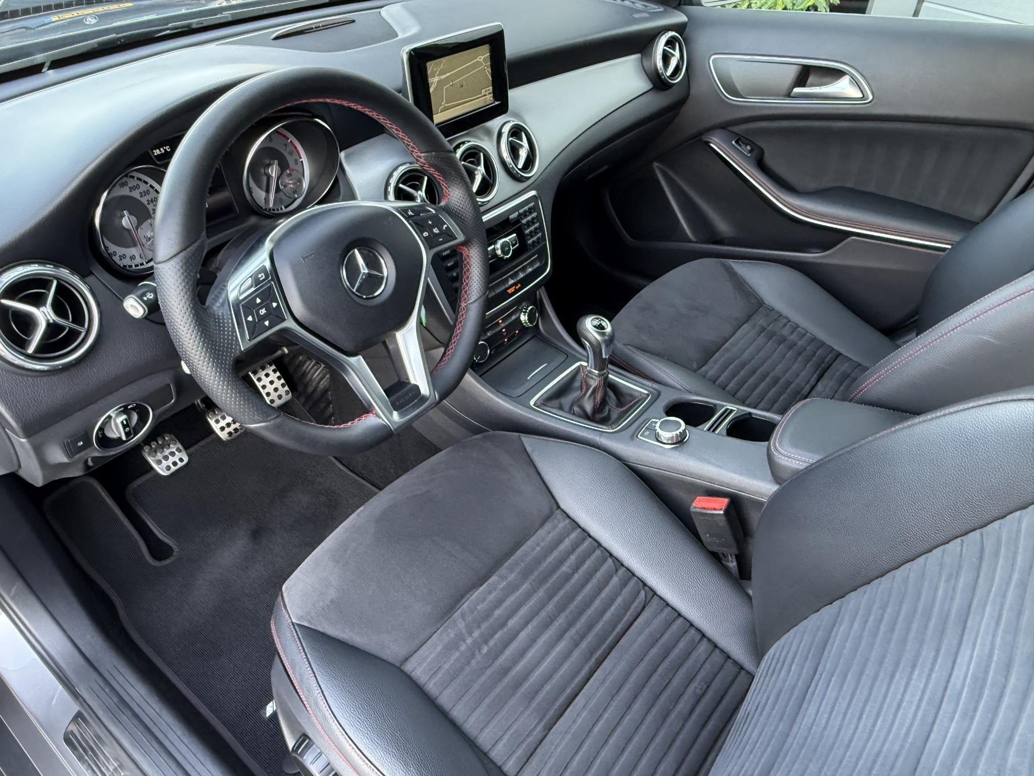 Mercedes-Benz GLA-Klasse 200 AMG Trekhaak | Navi | Xenon | A, Auto's, Voorwielaandrijving, Gebruikt, Navigatiesysteem, Bedrijf
