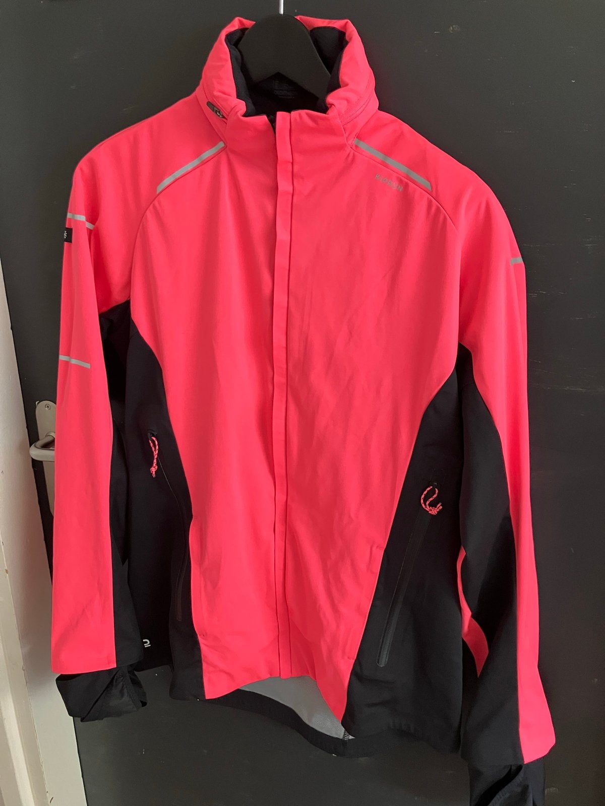 KIPRUN Hardloopjack Dames Warm Regular Fluoroze Maat M, Ophalen of Verzenden, Maat 38/40 (M), Roze, Hardlopen of Fietsen