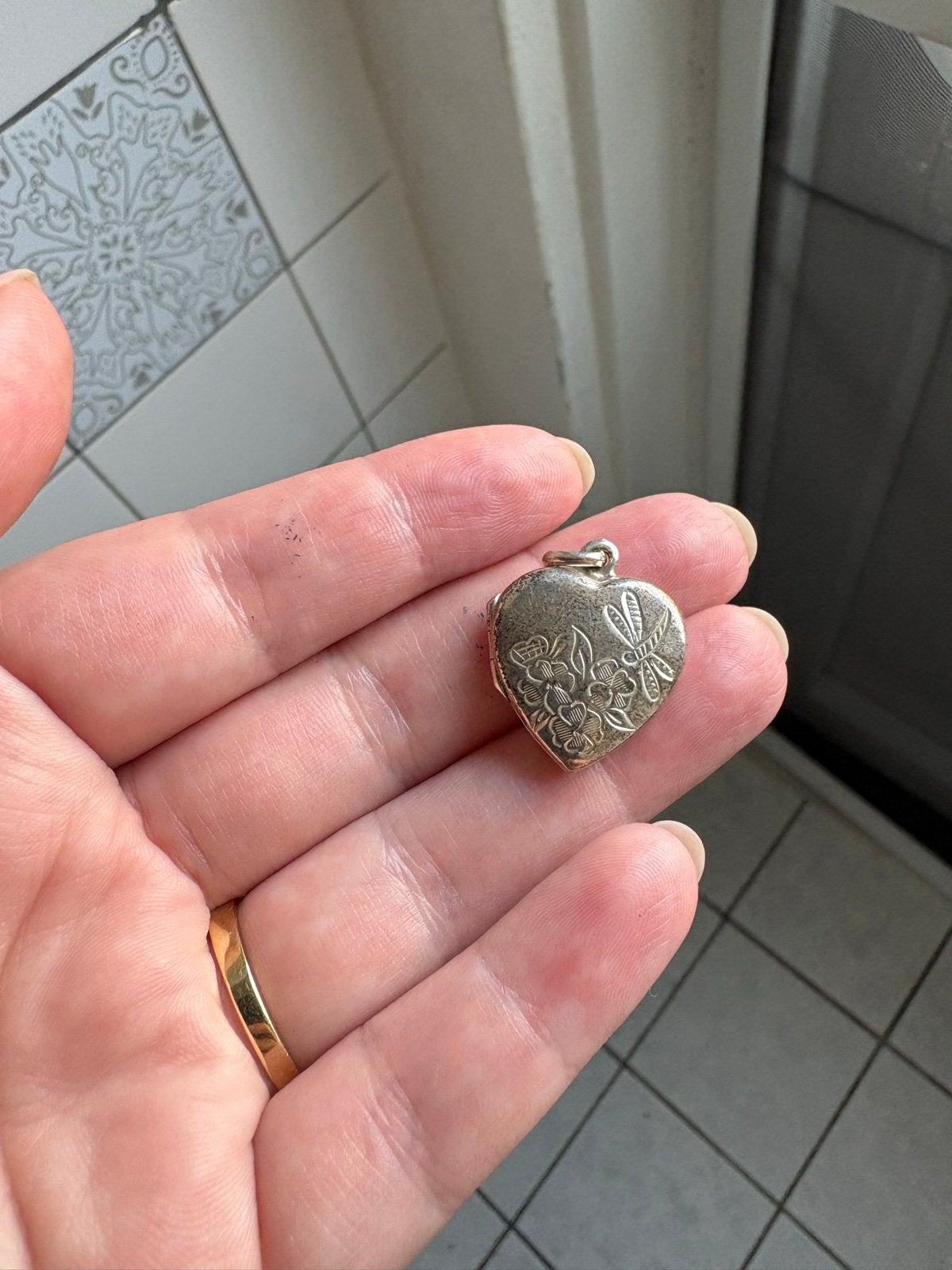 Vintage Zilveren Hart Medaillon met Bloemen en Bij, Ophalen of Verzenden, Gebruikt, Zilver, Hart
