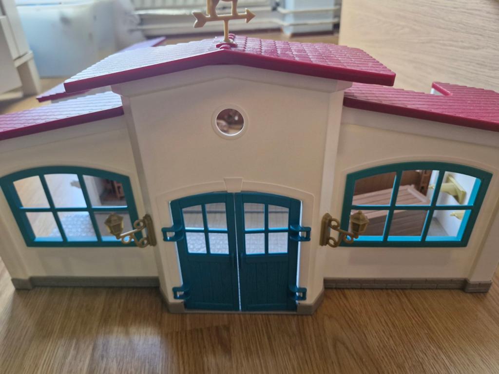 Grote paardenstal met veel accessoires (Schleich), Ophalen