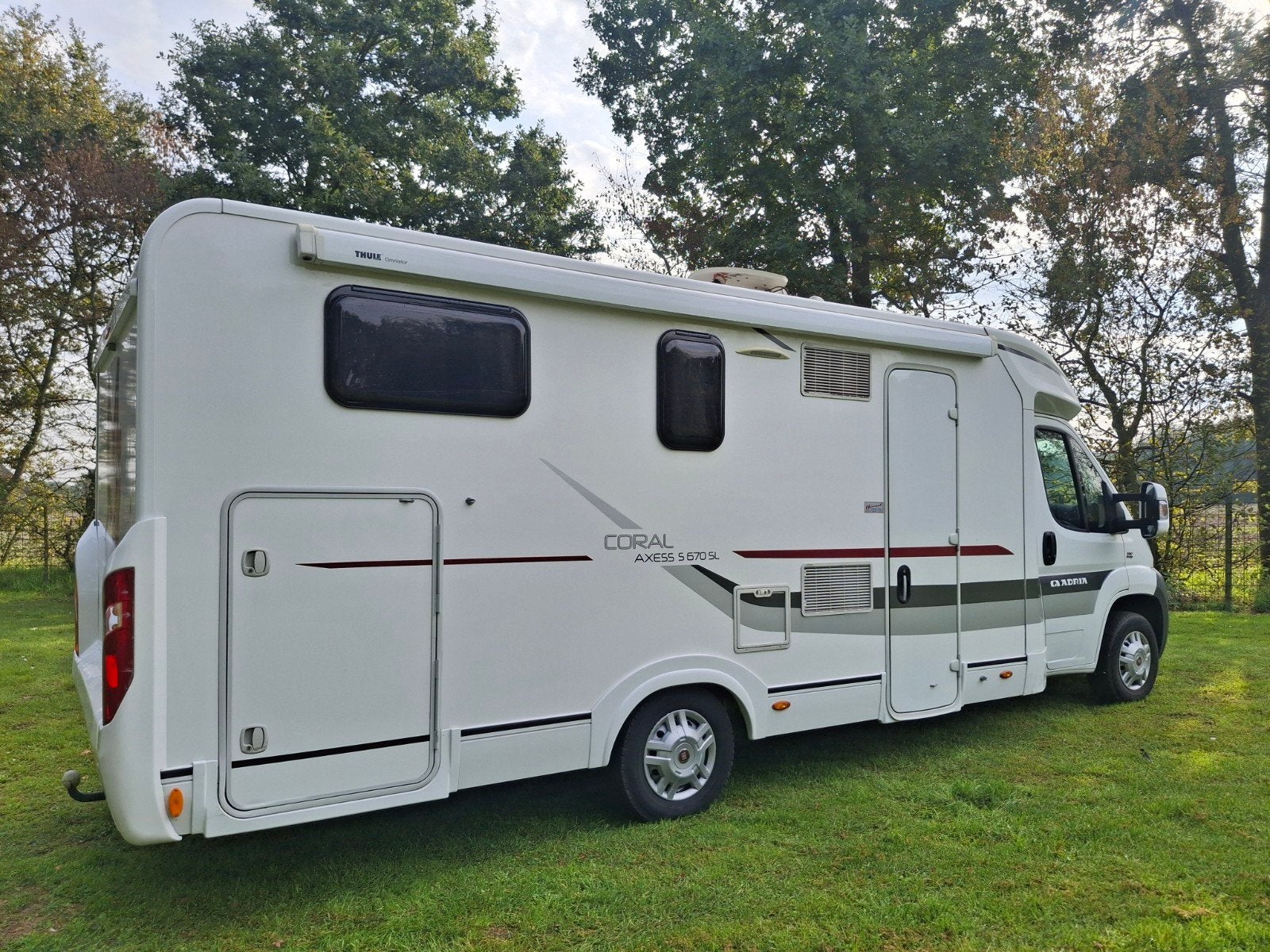 Foto 3 van " ADRIA CORAL S 670 SL -2013 - 65000 KM - APARTE BEDDEN'"