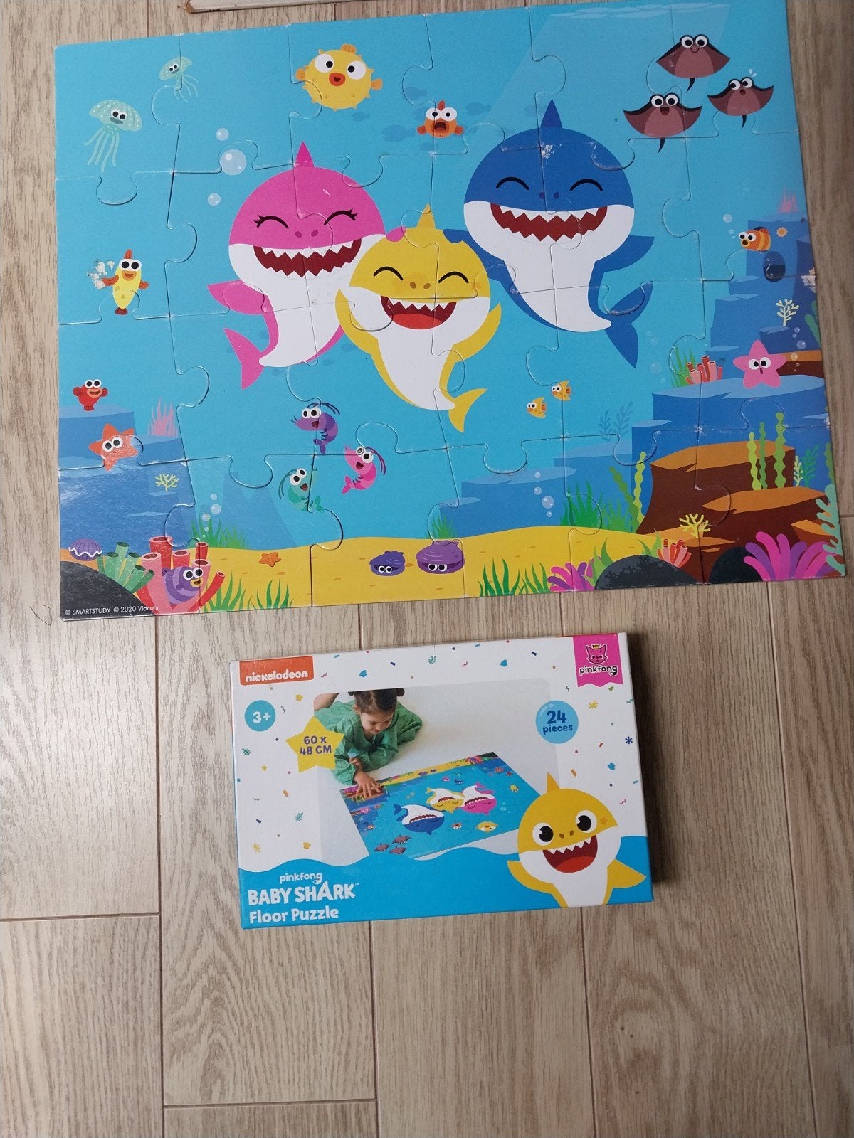 Baby Shark Vloerpuzzel - 24 stukjes, Ophalen of Verzenden, 10 tot 50 stukjes, Zo goed als nieuw, 2 tot 4 jaar