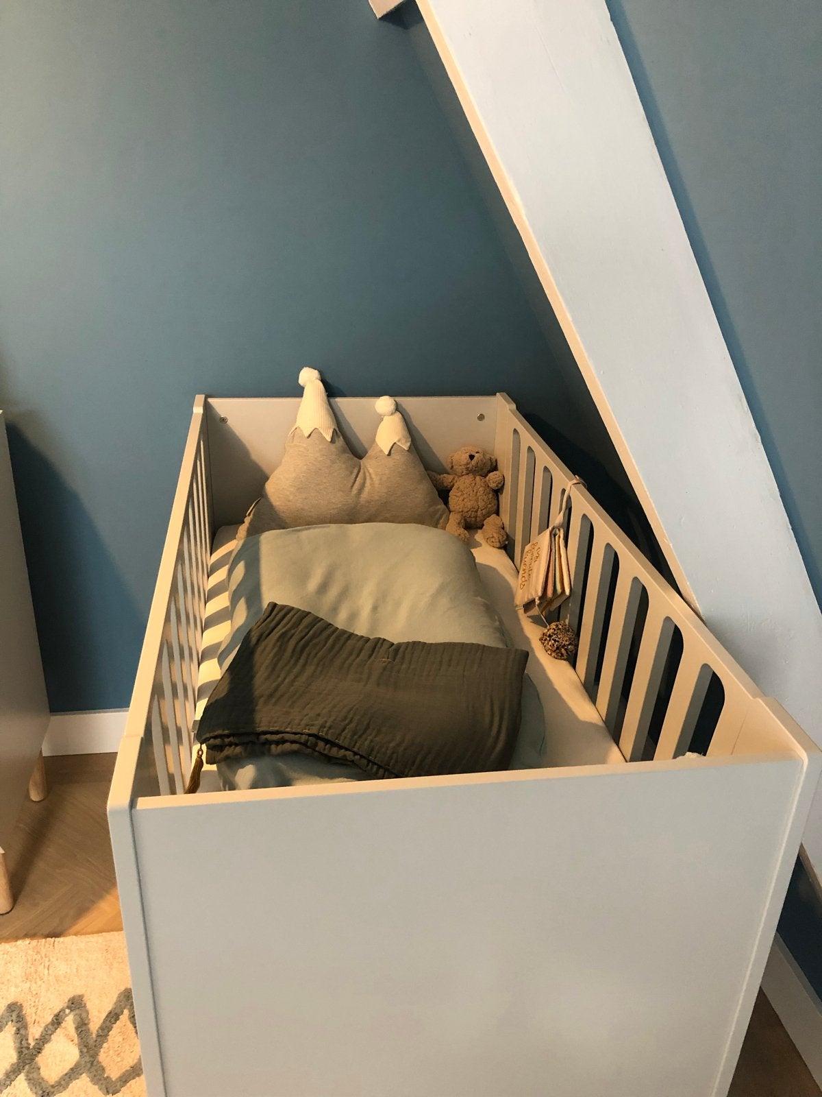 Done by Deer grijze ledikant met lattenbodem en matras, Ophalen, Gebruikt, Ledikant