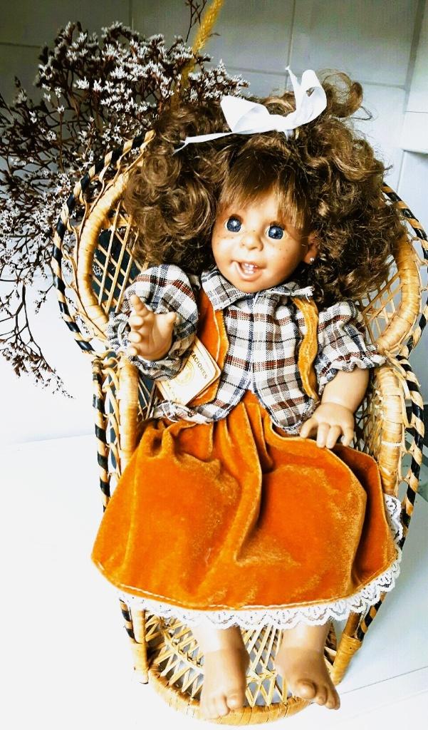 Spaanse Pop Muñeca Esther op Rotan stoeltje, Verzamelen, Poppen, Ophalen of Verzenden, Nieuw, Pop