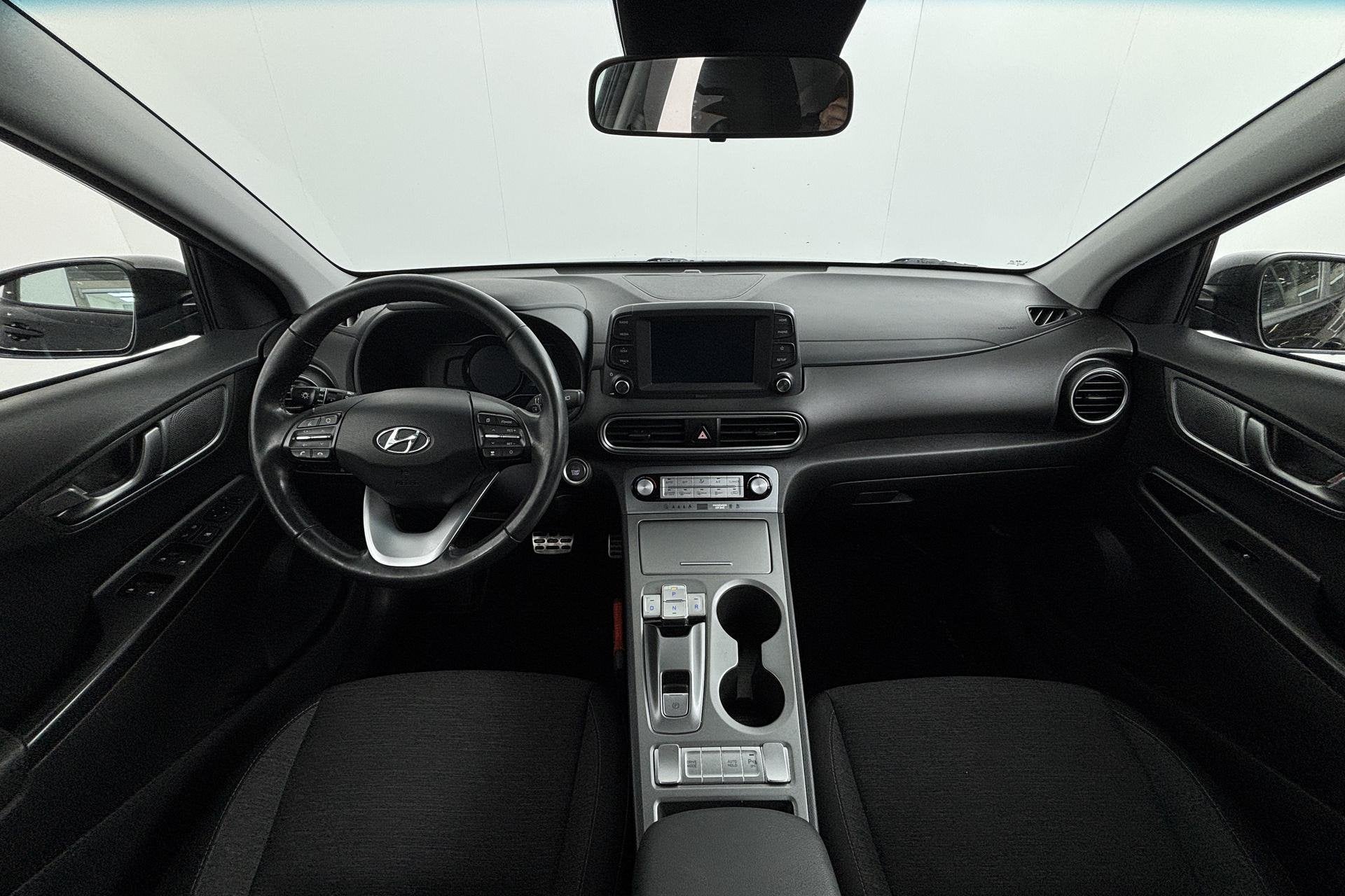 Hyundai Kona EV Comfort 64 kWh Krachtig en stijlvol elektris, Auto's, Stof, Gebruikt, Zwart, Origineel Nederlands