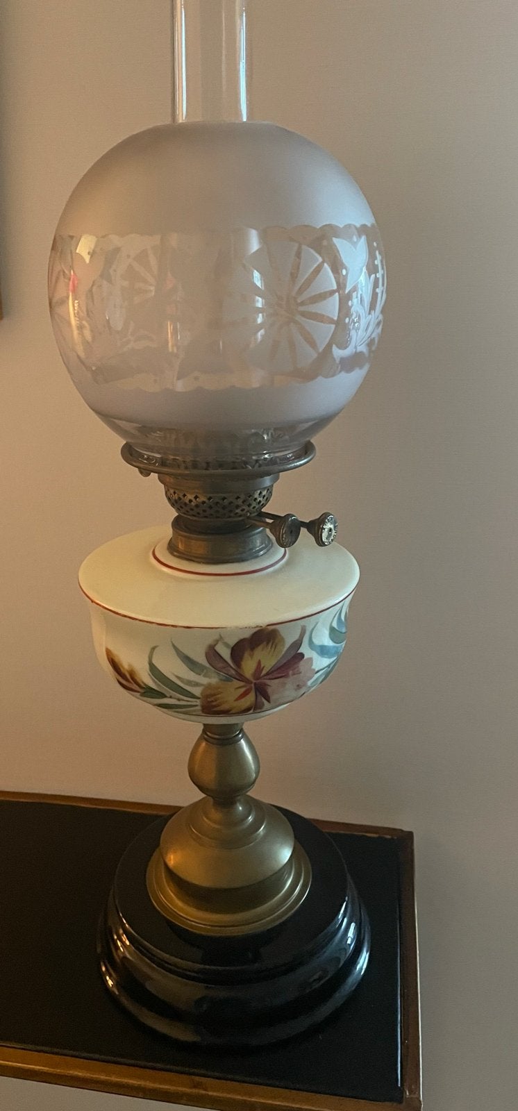 Antieke olielamp met handgeschilderde bloemen en glazen kap, Ophalen