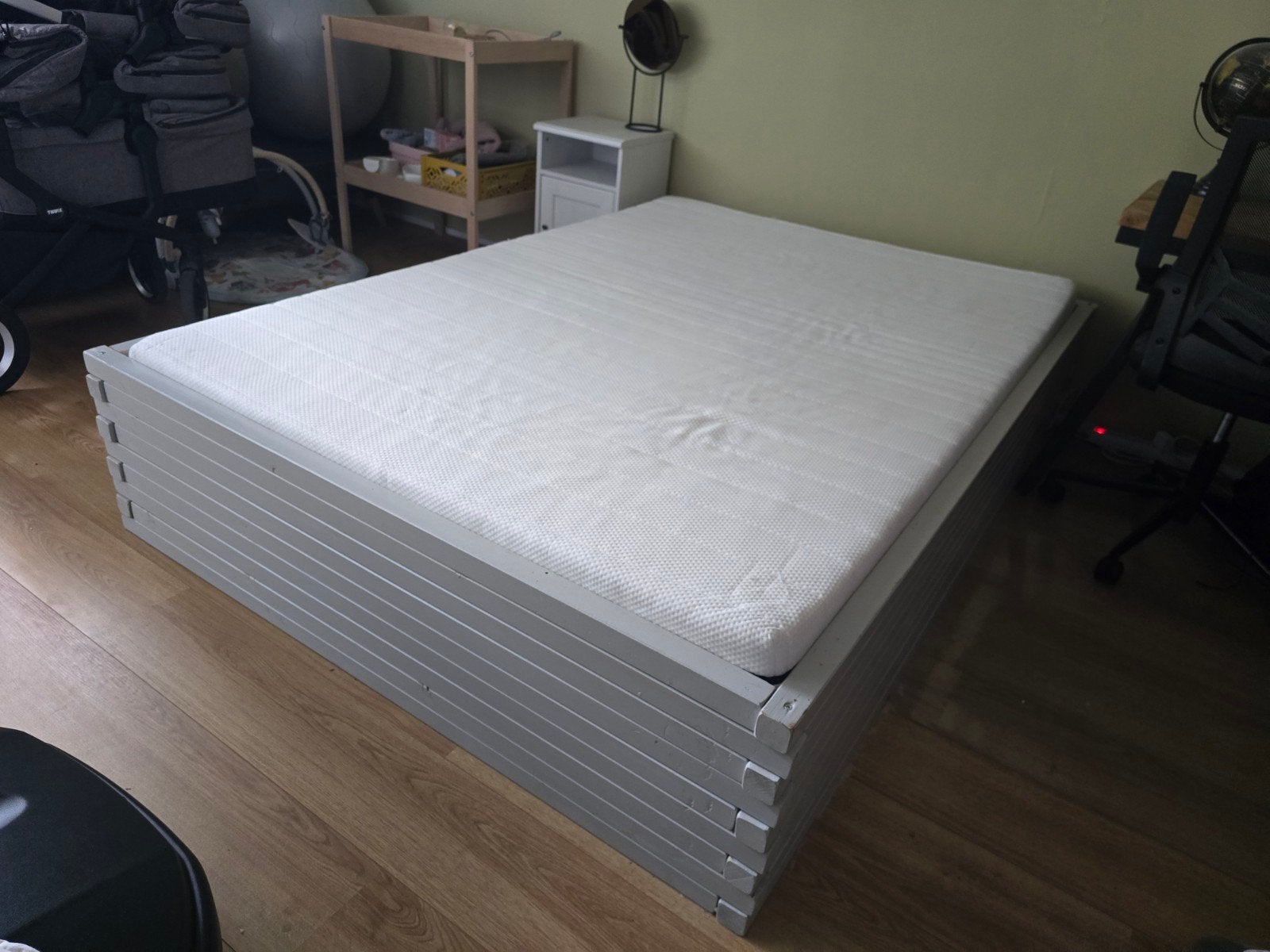 Houten bed 200x140 met Ikea matras en 2 nachtkastjes, Ophalen, Gebruikt, Tweepersoons, 140 cm